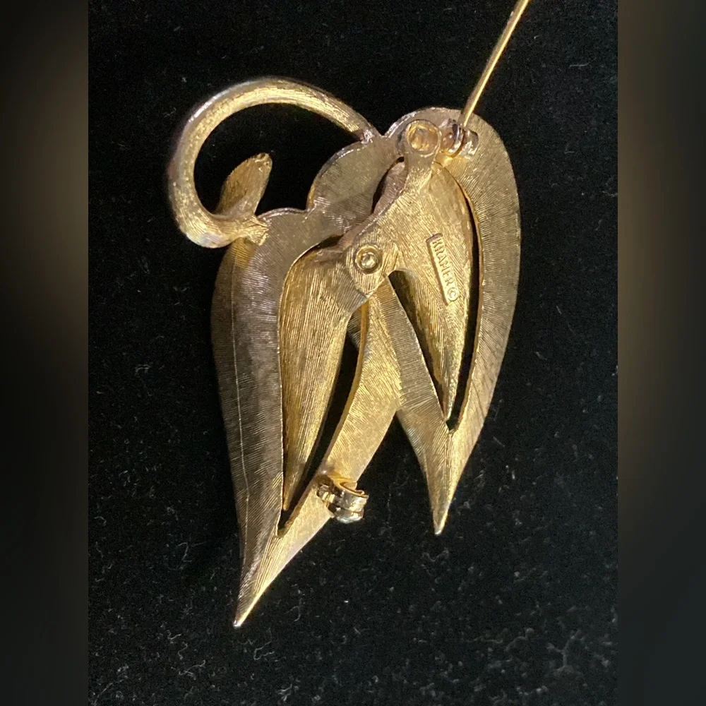 VINTAGE SIGNED KRAMER GOLD TONE & DOUBL LEAF BROOCH - Picture 3 of 7